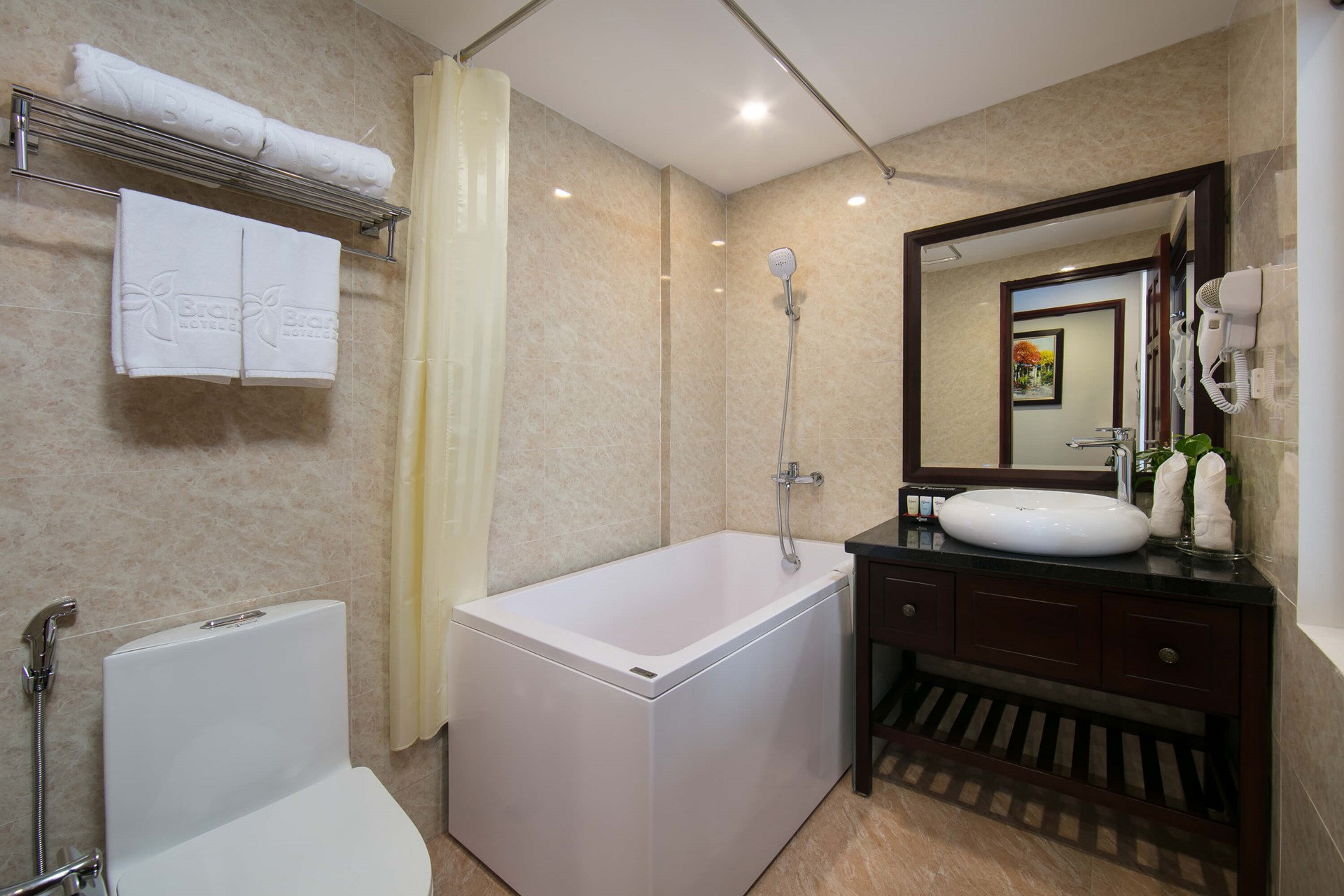 Nhà tắm phòng Deluxe tại Brandi Gate Hotel